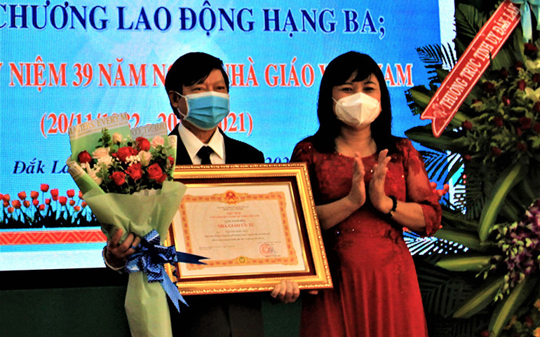 Phó Chủ tịch UBND tỉnh Đắk Lắk H’Yim Kđoh trao tặng danh hiệu Nhà giáo ưu tú cho thầy Nguyễn Ngọc Thái. Đắk Lắk gặp mặt kỷ niệm 39 năm Ngày Nhà giáo Việt Nam và trao tặng các phần thưởng cao quý cho các tập thể, cá nhân có thành tích xuất sắc -0