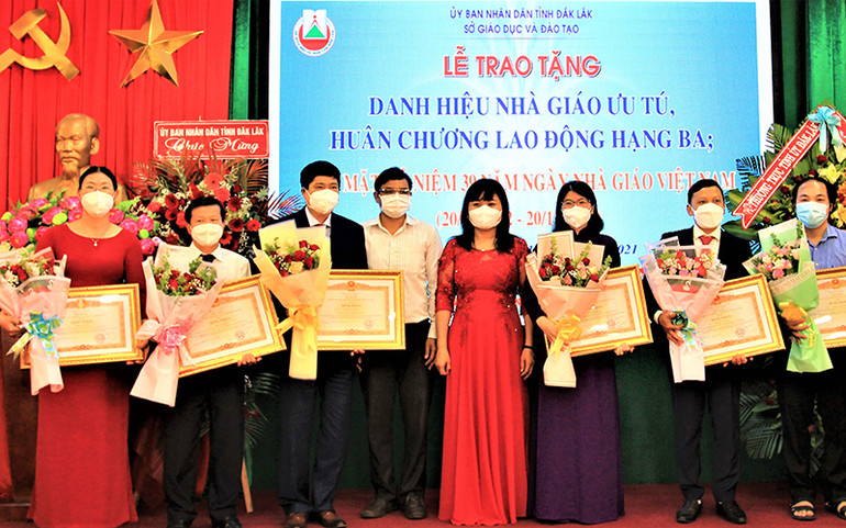 Phó Chủ tịch UBND tỉnh Đắk Lắk H’Yim Kđoh trao tặng Bằng khen của Thủ tướng Chính phủ cho các cá nhân có thành tích xuất sắc của ngành Giáo dục và Đào tạo tỉnh Đắk Lắk. (Ảnh: Thành Tâm) Đắk Lắk gặp mặt kỷ niệm 39 năm Ngày Nhà giáo Việt Nam và trao tặng các phần thưởng cao quý cho các tập thể, cá nhân có thành tích xuất sắc -0