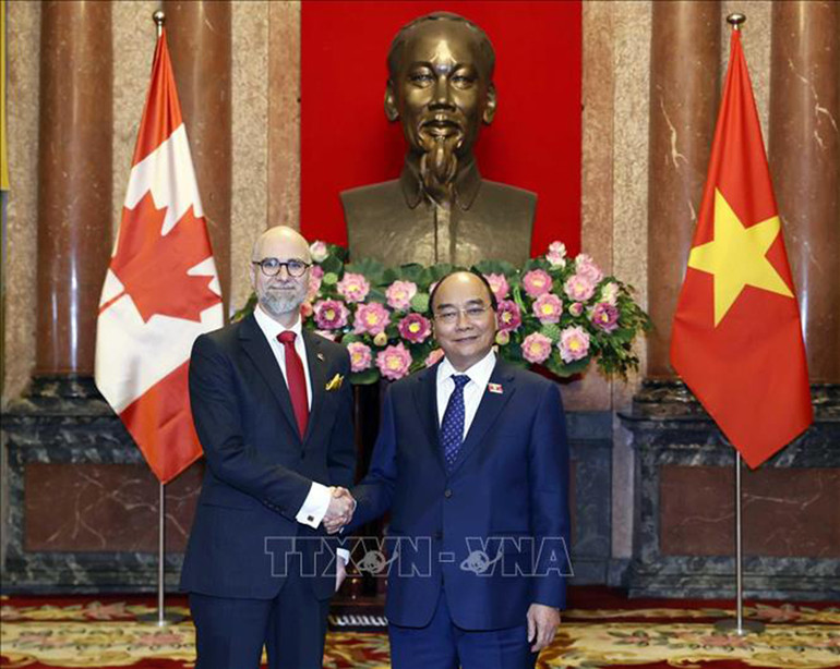 Chủ tịch nước Nguyễn Xuân Phúc tiếp Đại sứ Canada Shawn Perry Steil trình Quốc thư. (Ảnh: TTXVN) Chủ tịch nước tiếp Đại sứ Ukraine và Đại sứ Canada trình Quốc thư -0