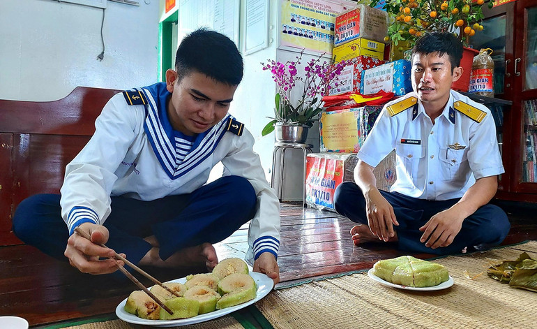Chiến sĩ Nguyễn Văn Duyệt (trái) lần đầu đón Tết ở Nhà giàn. Những hình ảnh Tết đến với người lính trên nhà giàn DK1 -3