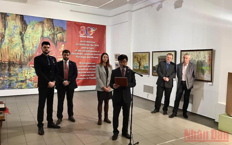 Triển lãm tranh kỷ niệm 30 năm thiết lập quan hệ ngoại giao Việt Nam – Ukraine -0