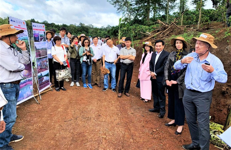 Đại sứ đặc mệnh toàn quyền Thụy Sĩ tại Việt Nam Ivo Sieber trao đổi với người nông dân về việc tham gia mô hình sản xuất cà-phê được xác nhận tại xã Ea Tân, huyện Krông Năng. Hợp tác phát triển vùng nguyên liệu cà-phê quy mô lớn được xác nhận tại Đắk Lắk -0