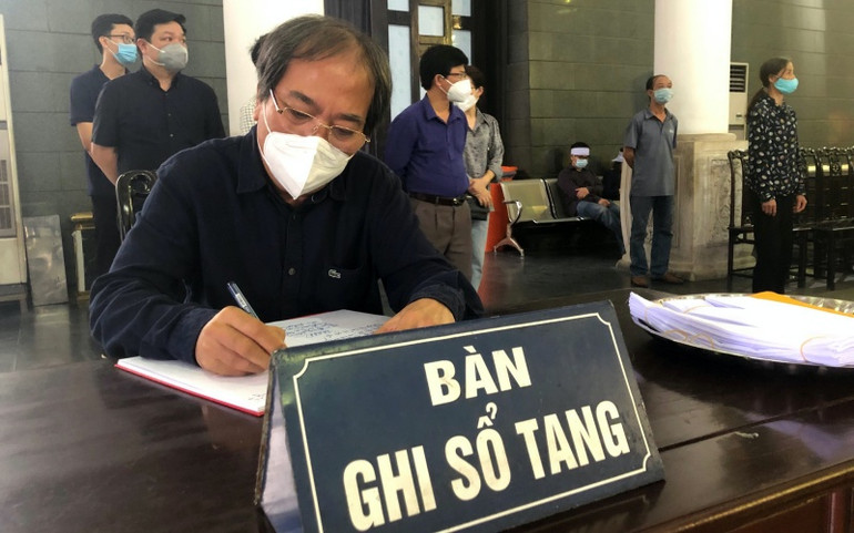 Nhà thơ Nguyễn Quang Thiều, Chủ tịch Hội Nhà văn Việt Nam ghi sổ tang tại Lễ viếng. Các nhà văn Việt Nam thương tiếc tiễn biệt nhà văn Sơn Tùng -0