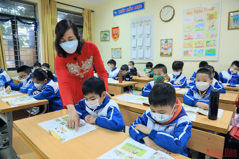 Hà Nội: Học sinh khối tiểu học và lớp 6 trong ngày đầu trở lại trường -0