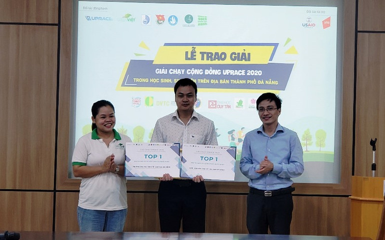 Trao giải nhất cho đội DUE - Đại học Kinh tế (Đại học Đà Nẵng). Gần 11 nghìn sinh viên chạy cộng đồng ủng hộ trồng cây xanh -0