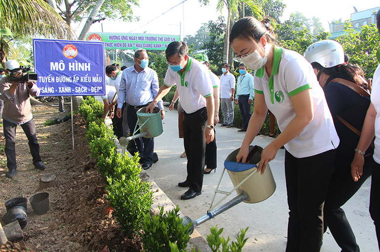 Trồng cây xanh hưởng ứng ngày môi trường thế giới. Hậu Giang phát động hưởng ứng Ngày Môi trường thế giới -0