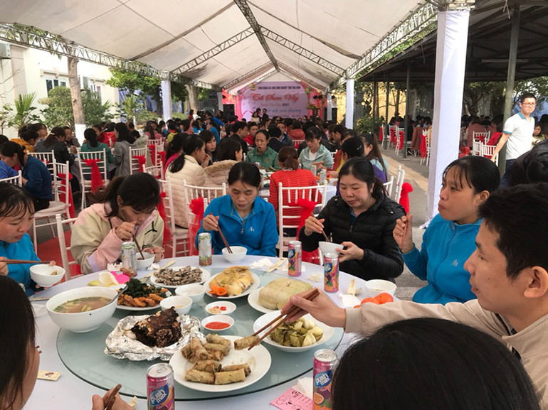 Hơn 300 công nhân lao động gặp khó khăn trong cuộc sống tại khu công nghiệp Nguyễn Đức Cảnh được Liên đoàn Lao động tỉnh tổ chức bữa cơm tất niên, chia tay năm cũ. Tặng quà, tổ chức bữa cơm tất niên cho công nhân lao động nghèo Thái Bình -0