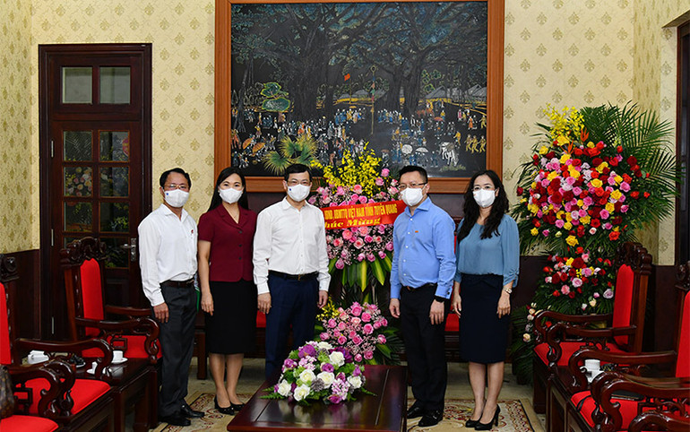 Đồng chí Nguyễn Văn Sơn, Phó Bí thư Tỉnh ủy, Chủ tịch UBND tỉnh Tuyên Quang cùng đoàn cũng đã tới thăm và chúc mừng Báo Nhân Dân. (ẢNH: THỦY NGUYÊN) Tin tiếp khách 21-6 để ghép -0