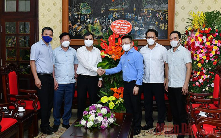 Đồng chí Ngô Đông Hải, Ủy viên Trung ương Đảng, Bí thư Tỉnh ủy Thái Bình cùng đoàn đã tới thăm và chúc mừng Báo Nhân Dân. (ẢNH: THỦY NGUYÊN) Tin tiếp khách 21-6 để ghép -0