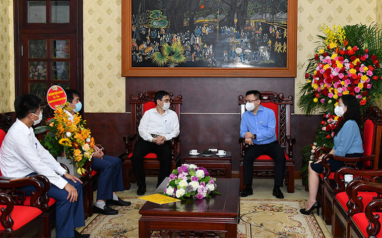 PGS, TS, Dương Trung Ý - Phó Giám đốc Học viện Chính trị quốc gia Hồ Chí Minh cùng đoàn đã tới thăm và chúc mừng ngày 21-6. (ẢNH: THỦY NGUYÊN) Tin tiếp khách 21-6 để ghép -0
