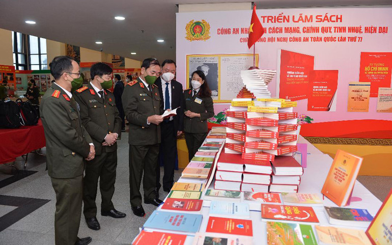 Đồng chí Trần Quốc Tỏ tham quan Triển lãm Sách “Công an nhân dân cách mạng, chính quy, tinh nhuệ, hiện đại chào mừng Hội nghị Công an toàn quốc lần thứ 77”. Tiếp tục đổi mới căn bản, toàn diện giáo dục, đào tạo trong Công an nhân dân -0