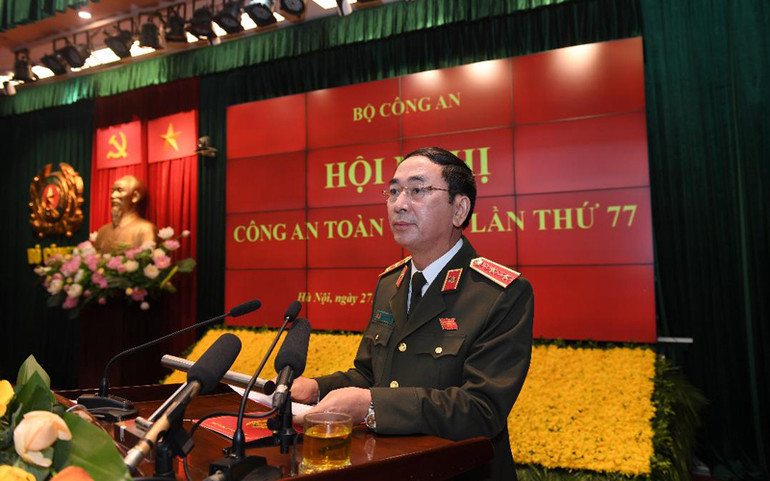 Thứ trưởng Công an Trần Quốc Tỏ trình bày Báo cáo tóm tắt sơ kết 3 năm thực hiện Nghị quyết số 22 của Bộ Chính trị và Nghị định số 01/2018/NĐ-CP ngày 6/8/2018 của Chính phủ tại Hội nghị Công an toàn quốc lần thứ 77, Hà Nội, ngày 27/12/2021. Tiếp tục đổi mới căn bản, toàn diện giáo dục, đào tạo trong Công an nhân dân -0