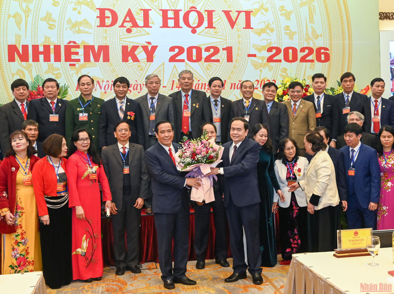 Phó Chủ tịch Thường trực Quốc hội Trần Thanh Mẫn tặng hoa chúc mừng Chủ tịch Hội Người cao tuổi Việt Nam khóa VI Nguyễn Thanh Bình. Khai mạc Đại hội VI Người cao tuổi Việt Nam -0