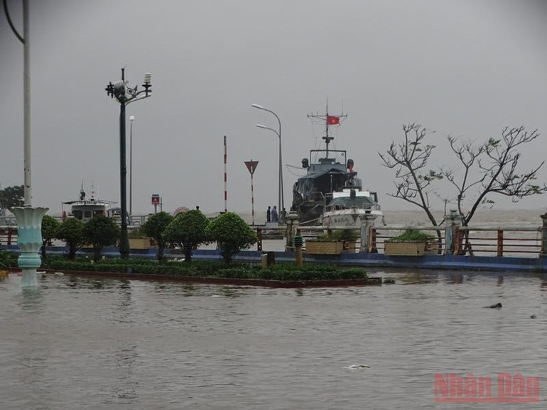 Thủy điện xả lũ, thành phố Tuy Hòa chạy lũ xuyên đêm -0