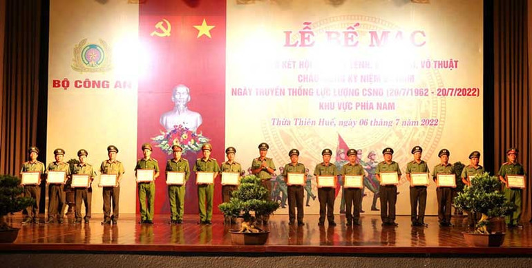 Ban Tổ chức Hội thi trao các giải Nhất, Nhì, Ba cho các tập thể, cá nhân đạt thành tích cao ở các nội dung: võ thuật, bắn chặn, duyệt đội ngũ, bắn đĩa, bắn súng AK, CZ75… Bế mạc, trao giải Chung kết Hội thi Điều lệnh, bắn súng, võ thuật Công an nhân dân khu vực phía nam -0
