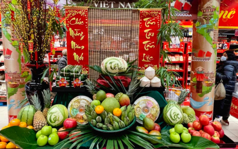 Mâm ngũ quả không thể thiếu trong các gia đình Việt ngày Tết. Rực rỡ tuần lễ hàng Tết Nguyên Đán Việt Nam tại siêu thị Carrefour của Pháp -0