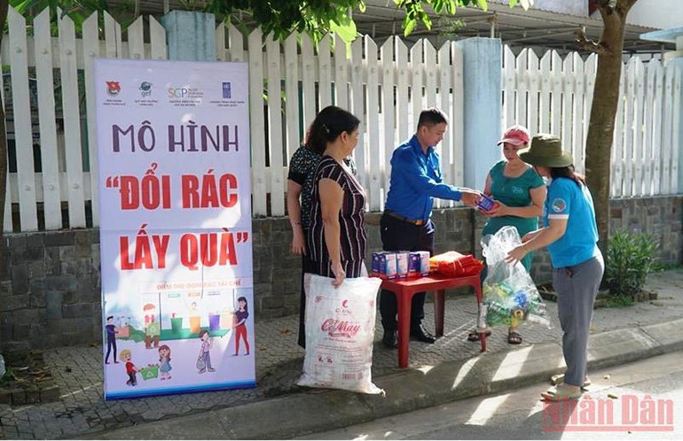 Mô hình hoạt động “Đổi rác lấy quà” do Tỉnh Đoàn phát động, thu hút đông đảo ngư dân Thuận An hưởng ứng. Thanh niên Thừa Thiên Huế chung tay làm sạch môi trường biển -0