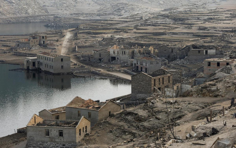 Ngôi làng “ma” giữa lòng hồ ở Tây Ban Nha hút khách du lịch -0