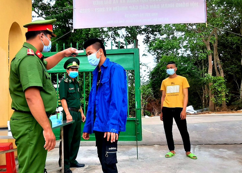 Rộn ràng ngày bầu cử sớm ở một số địa phương -0