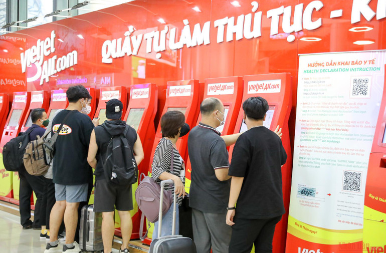 Nhiều hành khách chọn quầy tự làm thủ tục để hạn chế việc xếp hàng, đảm bảo giãn cách trước tình hình dịch bệnh diễn biến phức tạp Sân bay Nội Bài đông nghẹt người rời thủ đô đi nghỉ lễ 30-4 và 1-5 -6
