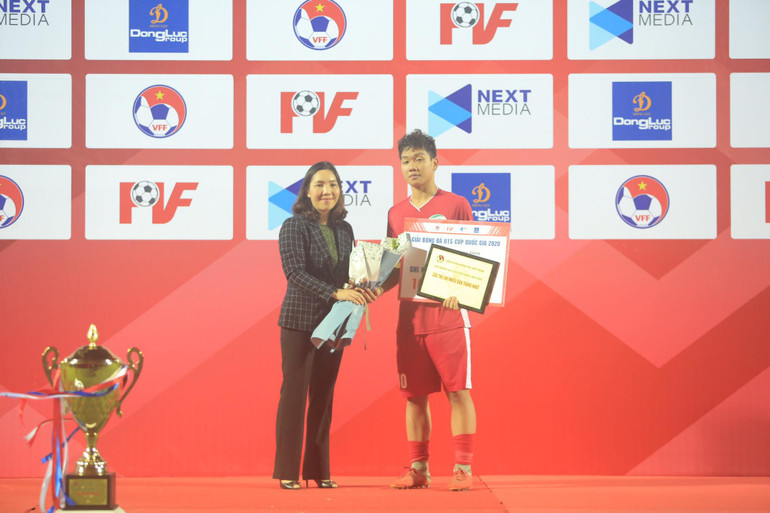Phạm Văn Mạnh (số 10, U15 Viettel, 6 bàn) và Hoàng Minh Tiến (số 11, U15 Hoàng Anh Gia Lai, 6 bàn) (vắng mặt) nhận danh hiệu “Cầu thủ ghi nhiều bàn thắng nhất giải”. PVF vô địch VCK U15 Cúp Quốc gia 2020 -0