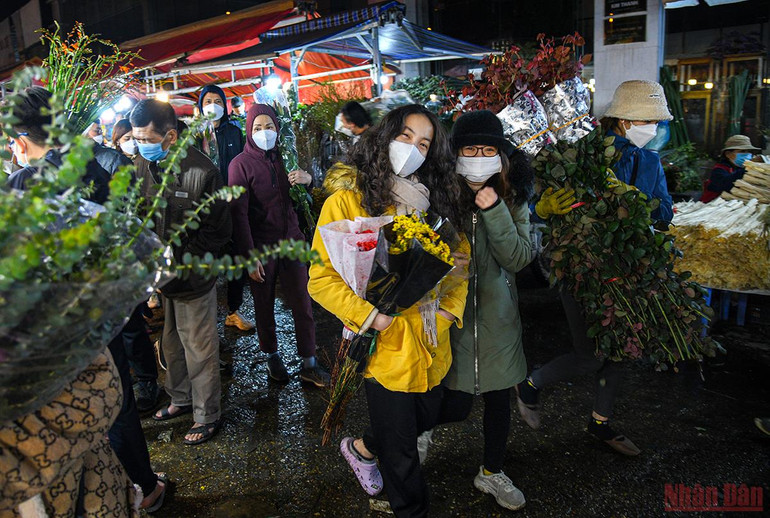 Tấp nập không khí người dân chen chân đi chợ hoa đêm lớn nhất Hà Nội ngày cận Tết -0