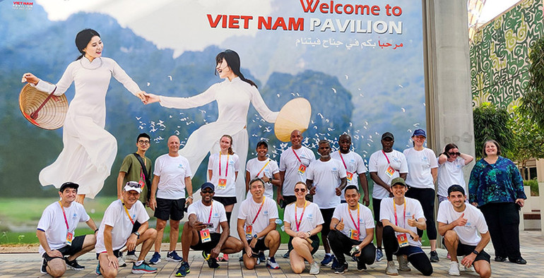 Thành viên Nhà Triển lãm Việt Nam chụp ảnh cùng đại diện các nước tham gia sự kiện UN Day Run trong Ngày Liên hợp quốc tại EXPO 2020 (Ảnh: Vietnam EXPO 2020 Dubai) Truyền thông quốc tế đưa tin đậm nét về Nhà Triển lãm Việt Nam tại EXPO 2020 -0