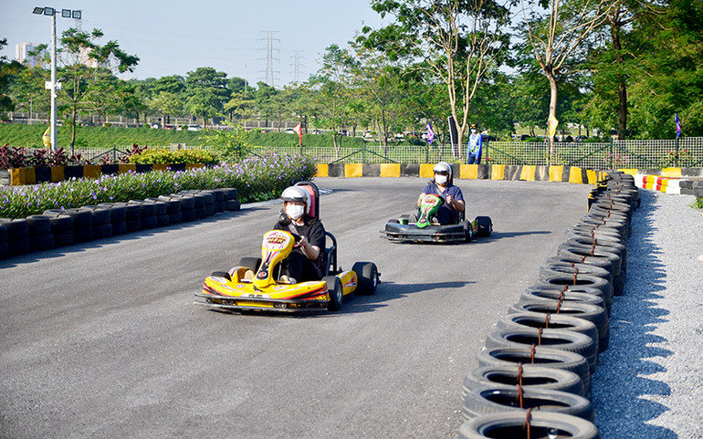 Trên đường đua go-kart -0