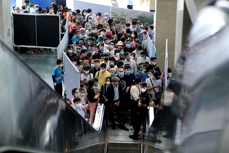 Người dân chen chúc đi thử tàu điện Cát Linh - Hà Đông, tiềm ẩn nguy cơ dịch bệnh -0