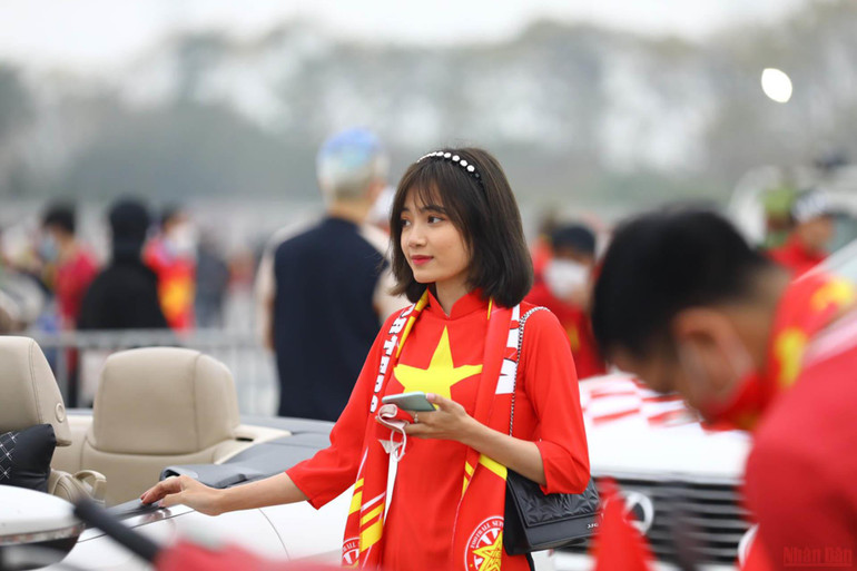 Cổ động viên Việt Nam hâm nóng sân Mỹ Đình trước trận Việt Nam-Oman -0