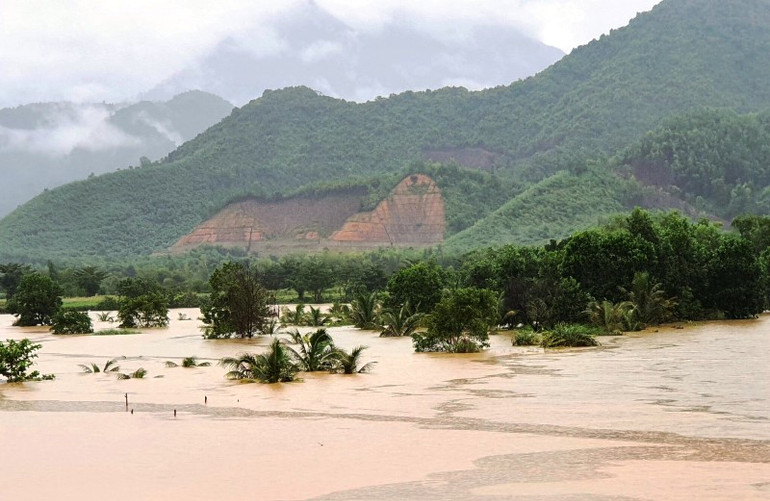 Miền trung: Nước lũ vẫn đang lên, hàng nghìn ngôi nhà bị ngập -0