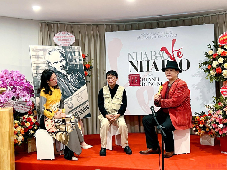 Nhà báo Huỳnh Dũng Nhân giao lưu, trò chuyện với Nghệ sĩ nhân dân Hà Bắc (bên phải). Triển lãm “Nhà báo vẽ” của tác giả Huỳnh Dũng Nhân -0