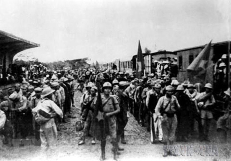 Ngày 26/9/1945, tại ga Hàng Cỏ, đoàn quân Nam tiến đầu tiên rời Hà Nội vào chi viện cho miền Nam, mở đầu cho phong trào Nam tiến, cả nước sát cánh cùng đồng bào Nam Bộ và Nam Trung Bộ đánh giặc cứu nước. (Ảnh: Tư liệu/TTXVN) 75 năm toàn quốc kháng chiến: Quyết tử cho Tổ quốc quyết sinh -0