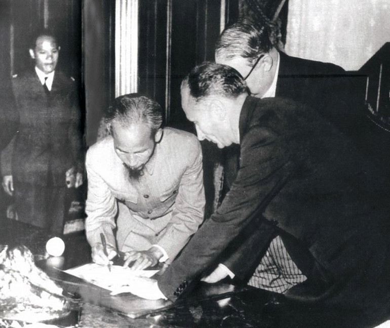 Ngày 14/9/1946, tại Paris, Chủ tịch Hồ Chí Minh đã ký với Pháp bản Tạm ước, tiếp tục nhượng bộ một số quyền lợi kinh tế, văn hóa ở Việt Nam để có thời gian xây dựng và củng cố lực lượng, tạo thêm thời gian hòa hoãn quý báu cho chính quyền cách mạng non trẻ chuẩn bị lực lượng bước vào cuộc kháng chiến trường kỳ. (Ảnh: Tư liệu/TTXVN) 75 năm toàn quốc kháng chiến: Quyết tử cho Tổ quốc quyết sinh -0