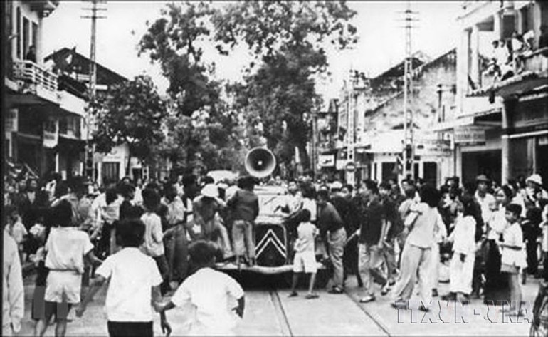 Sáng 20/12/1946, tại Hang Trầm (huyện Chương Mỹ, Hà Nội), Đài Tiếng nói Việt Nam đã phát đi “Lời kêu gọi Toàn quốc kháng chiến” của Chủ tịch Hồ Chí Minh tới đồng bào, chiến sĩ cả nước. Trong ảnh: Phát lệnh toàn quốc kháng chiến ở Hà Nội, tháng 12/1946. (Ảnh: Tư liệu/TTXVN) 75 năm toàn quốc kháng chiến: Quyết tử cho Tổ quốc quyết sinh -0