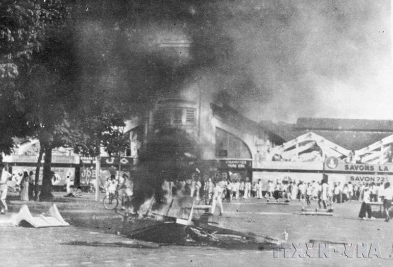 Với dã tâm cướp nước ta một lần nữa, ngày 23/9/1945, được sự giúp đỡ của quân Anh, thực dân Pháp nổ súng gây hấn ở Sài Gòn, mở đầu cuộc chiến tranh xâm lược Đông Dương lần thứ hai. Trong ảnh: Những ngày đầu kháng chiến ở Sài Gòn. (Ảnh: Tư liệu TTXVN) 75 năm toàn quốc kháng chiến: Quyết tử cho Tổ quốc quyết sinh -0