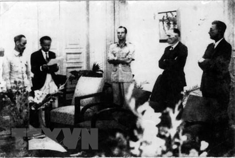 Ngày 23/9/1945, thực dân Pháp nổ súng gây hấn ở Sài Gòn, mở đầu cuộc chiến tranh xâm lược Đông Dương lần thứ hai. Trước tình hình đó, Trung ương Đảng và Chủ tịch Hồ Chí Minh đã tìm các biện pháp đấu tranh linh hoạt, mềm dẻo nhằm duy trì hòa bình, giữ vững độc lập dân tộc, thống nhất Tổ quốc. Trong ảnh: Ngày 6/3/1946, tại Hà Nội, Chủ tịch Hồ Chí Minh và J. Sainteny - đại diện 2 Chính phủ ký Hiệp định Sơ bộ, tạm hòa hoãn với Pháp để gạt quân Tưởng ra khỏi đất nước, tránh đối phó cùng lúc nhiều kẻ thù nguy hiểm. (Ảnh: Nguyễn Bá Khoản/TTXVN) 75 năm toàn quốc kháng chiến: Quyết tử cho Tổ quốc quyết sinh -0