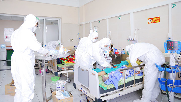 Điều trị bệnh nhân trong dịch Covid-19. Ảnh: THANH ĐẶNG Để cán bộ ngành y tế gắn bó với nghề -0