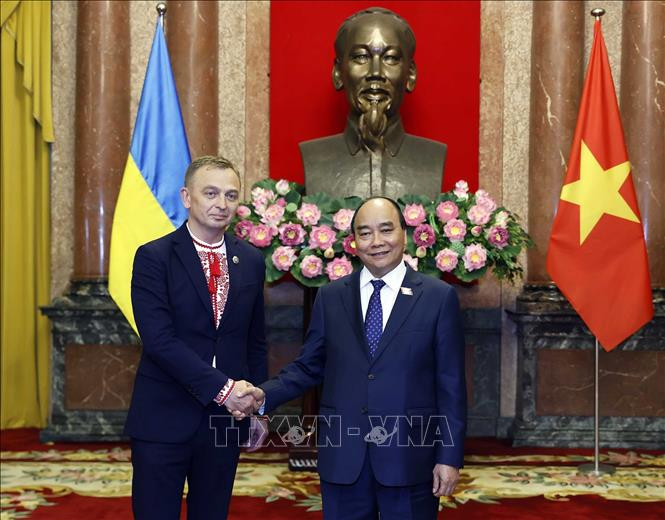 Chủ tịch nước Nguyễn Xuân Phúc tiếp Đại sứ Ukraine Gaman Oleksandr trình Quốc thư. (Ảnh: TTXVN) Chủ tịch nước tiếp Đại sứ Ukraine và Đại sứ Canada trình Quốc thư -0