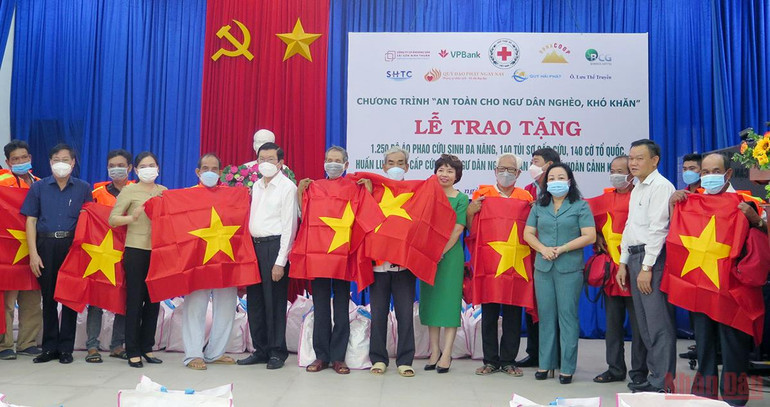 Nguyên Chủ tịch nước Trương Tấn Sang và lãnh đạo tỉnh Phú Yên trao cờ Tổ quốc cho ngư dân. Nguyên Chủ tịch nước Trương Tấn Sang trao tặng cờ Tổ quốc và áo phao cứu sinh cho ngư dân -0