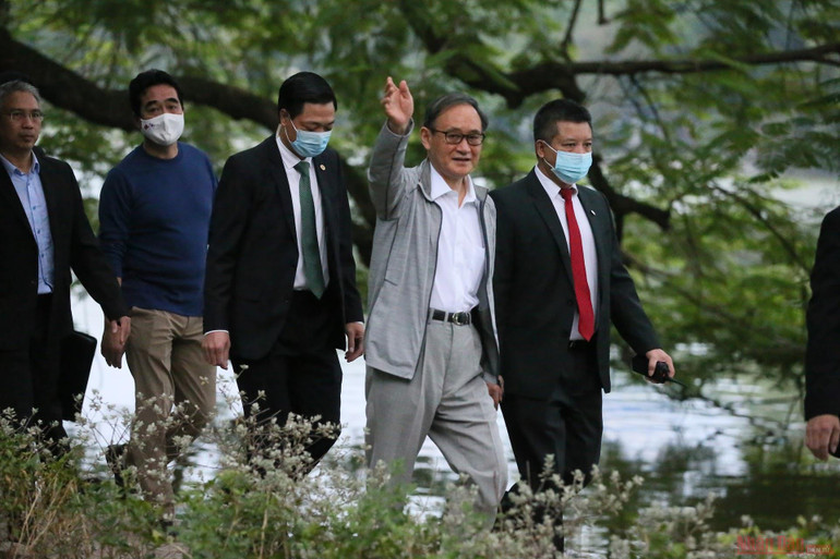 Thủ tướng Nhật Bản đi dạo Hồ Gươm sáng sớm -0