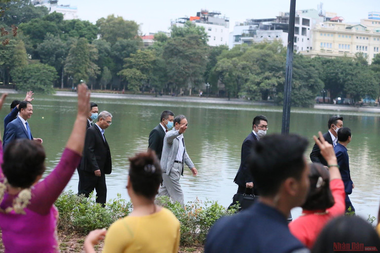 Thủ tướng Nhật Bản đi dạo Hồ Gươm sáng sớm -0