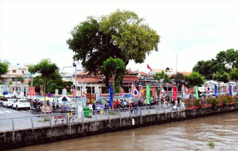 Người dân tập trung đông tại khu vực đình. Lễ hội Anh hùng dân tộc Nguyễn Trung Trực ở Kiên Giang -0