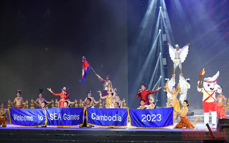 Nước chủ nhà Campuchia gửi lời chào tới SEA Games 32. (Ảnh: THÀNH ĐẠT) Lễ bế mạc SEA Games 31: Hội tụ để tỏa sáng -0