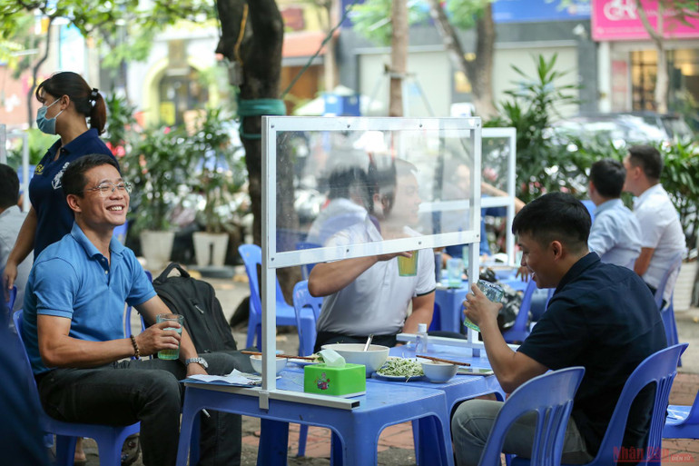 Hàng quán Hà Nội dựng vách ngăn phòng Covid-19 -0