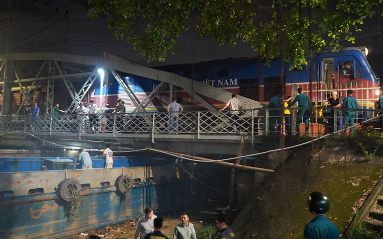 Sà lan mắc kẹt ở cầu đường sắt Bắc- Nam do đi sai luồng tuyến -0