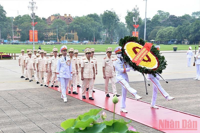 Đoàn đại biểu Đảng ủy Công an Trung ương và Bộ Công an vào Lăng viếng Chủ tịch Hồ Chí Minh. Lãnh đạo Đảng, Nhà nước vào Lăng viếng Chủ tịch Hồ Chí Minh -2