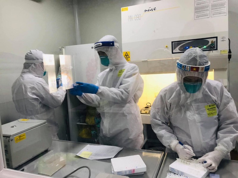 “Đêm trắng” nơi tuyến đầu chống dịch -0