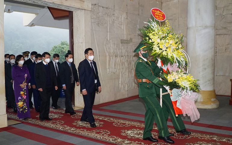 Dâng hương kỷ niệm 81 năm Ngày Bác Hồ về nước lãnh đạo cách mạng Việt Nam -0