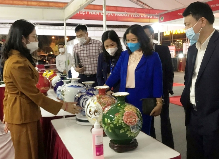 Lãnh đạo Sở Công thương Hà Nội kiểm tra chất lượng, mẫu mã các sản phẩm tham gia hội chợ. 100 doanh nghiệp tham gia Hội chợ hàng Việt Nam được người tiêu dùng yêu thích -0